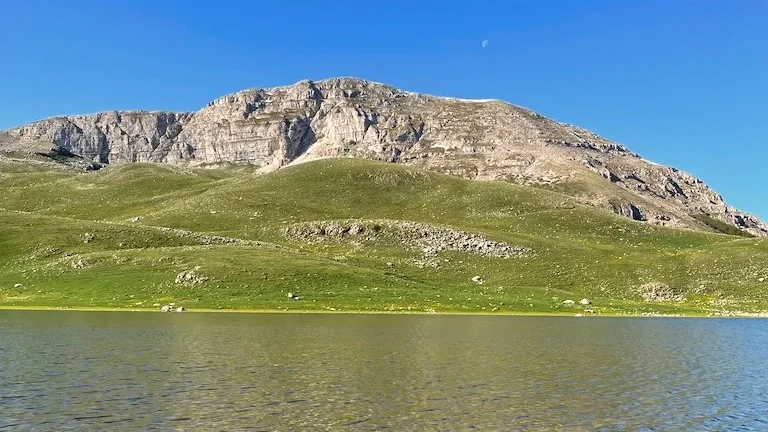 Vista estiva sulle Montagne della Duchessa. Partenza da Baita Leonio a Borgorose