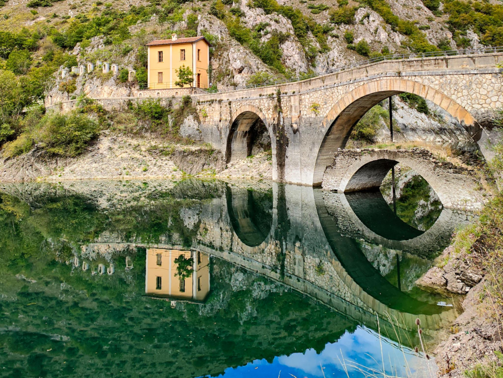 Eremo di San Domenico sul lago a Villalago