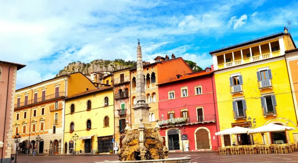 Piazza dell'Obelisco a Tagliacozzo in estate