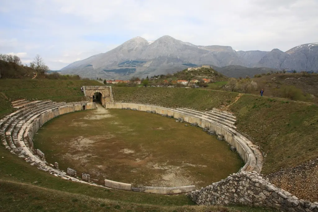 Anfiteatro romano dell’area archeologica di Alba Fucens