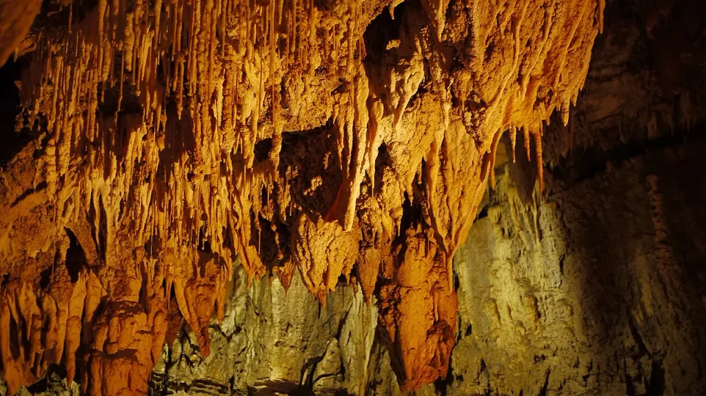 Interno delle Grotte di Stiffe in Abruzzo