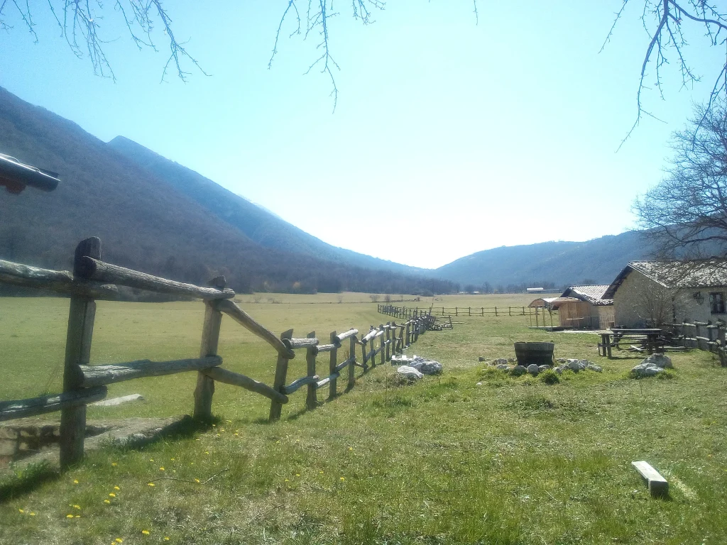 Vista delle Montagne della Duchessa dal borgo di Cartore