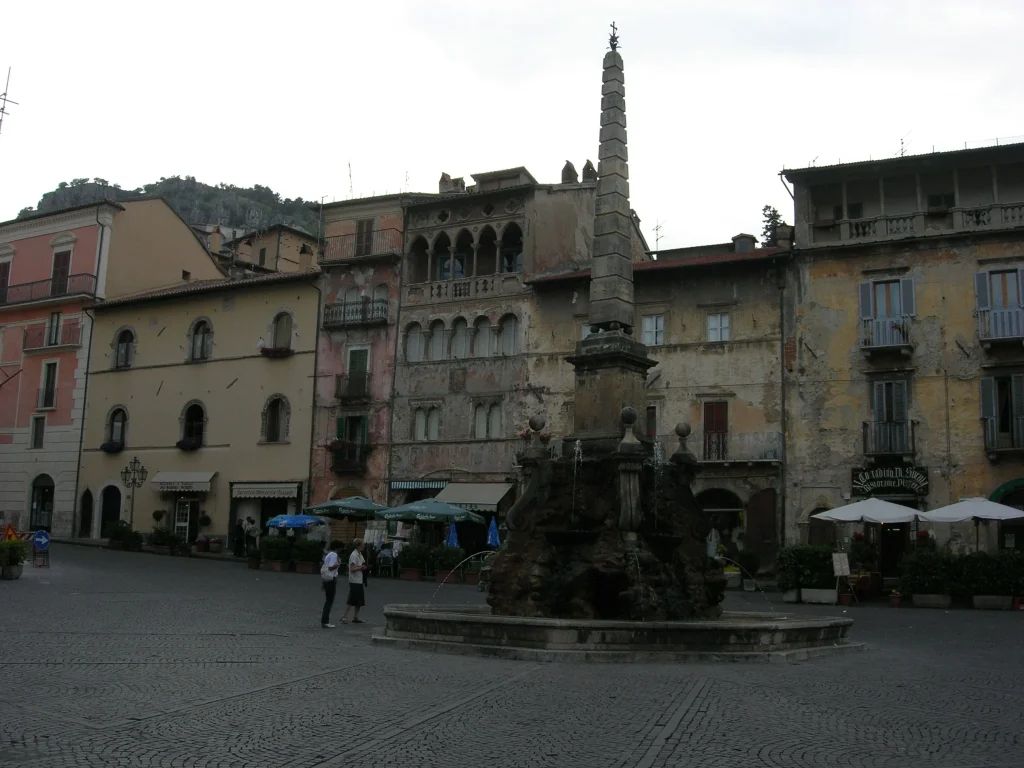 Piazza dell’Obelisco nel centro storico di Tagliacozzo