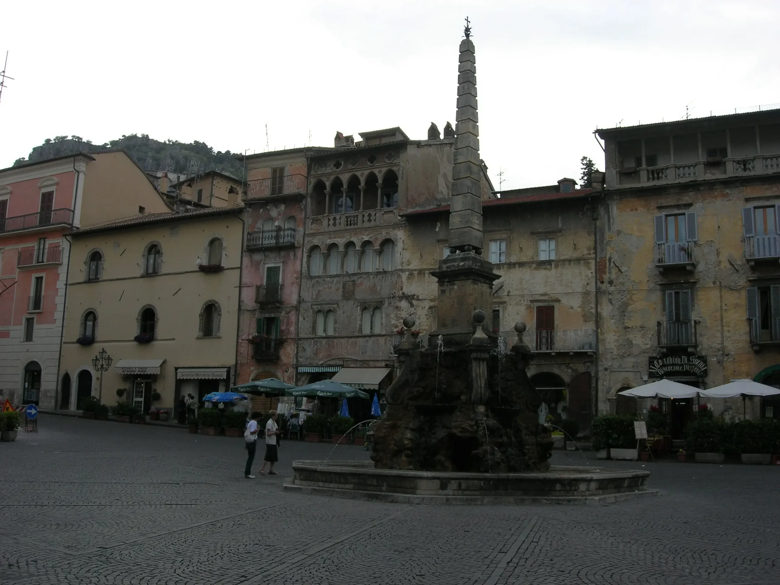 Piazza dell'Obelisco nel centro storico di Tagliacozzo