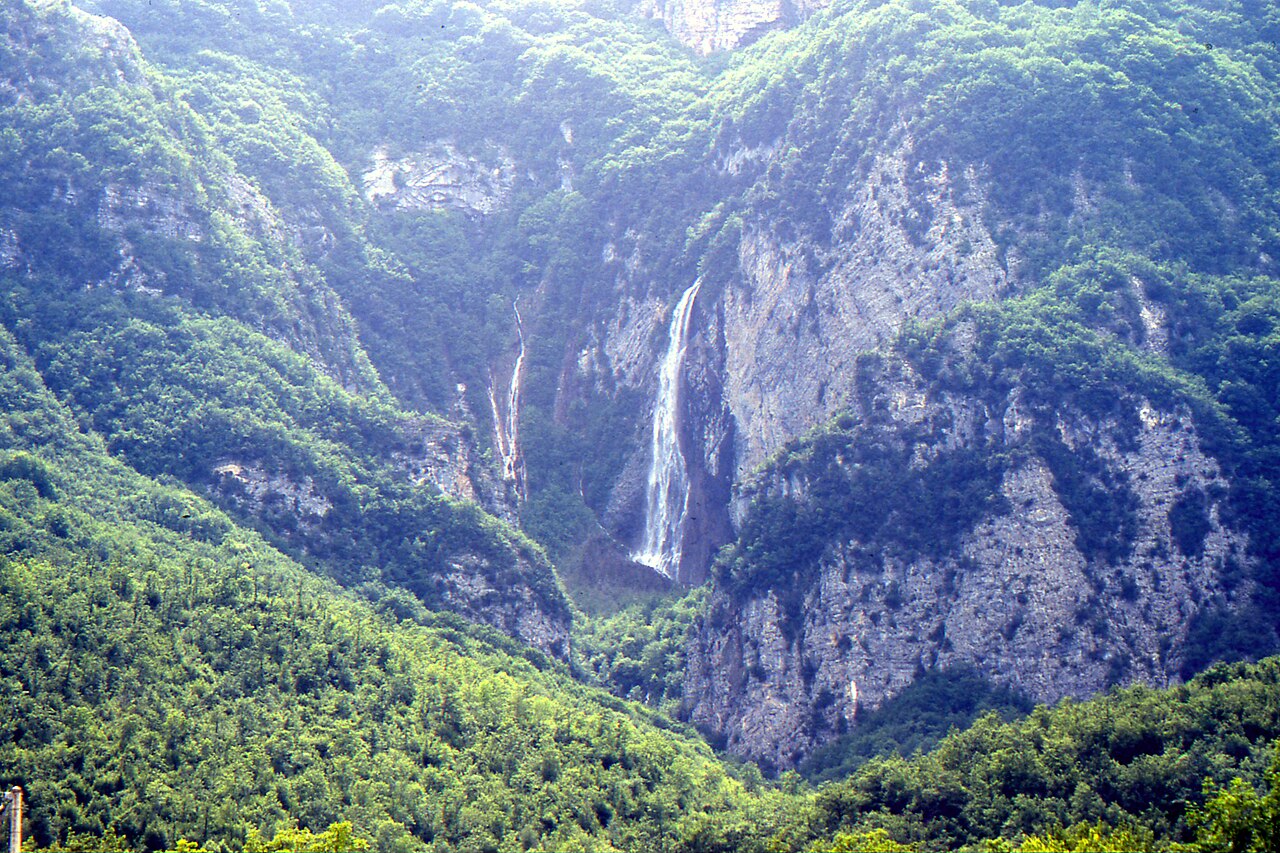 Cascata di Zompo lo Schioppo nella Riserva Naturale di Morino